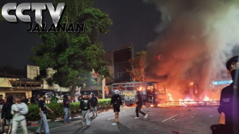 Kerusuhan di Jakarta, Halte TransJakarta Jadi Sasaran