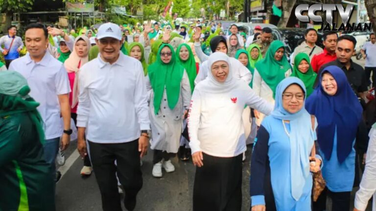Gubernur Khofifah Hadiri Jalan Sehat Hari Santri 2025 Bersama Ribuan Warga Lamongan