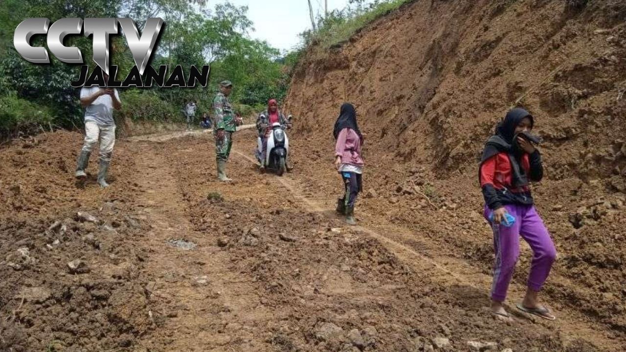 BPBD Tangani Longsor di Kampung Bukit Bersatu