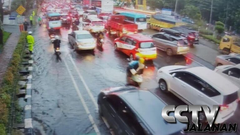 Banjir di Jalan DI Panjaitan Jaktim Picu Kemacetan