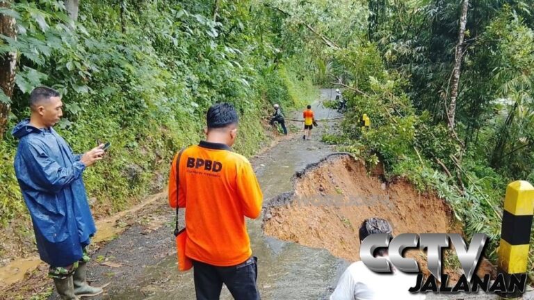 Longsor Jatirejo Putus Akses Kaligesing–Hargotirto