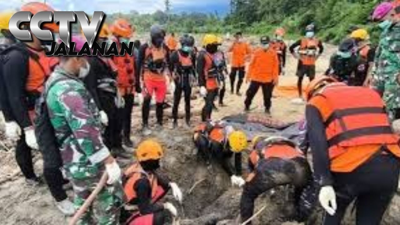Melintasi Jalan Longsor di Padang Pariaman, Warga Dorong Motor demi Beraktivitas