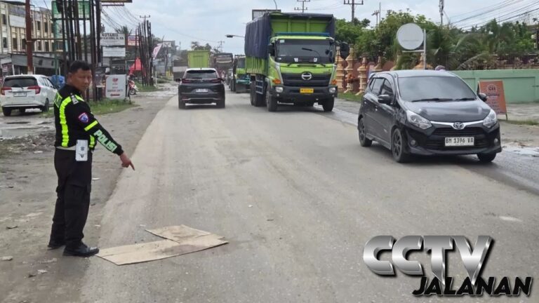 Pemotor Tewas Ditabrak Truk di Jalan Garuda Sakti