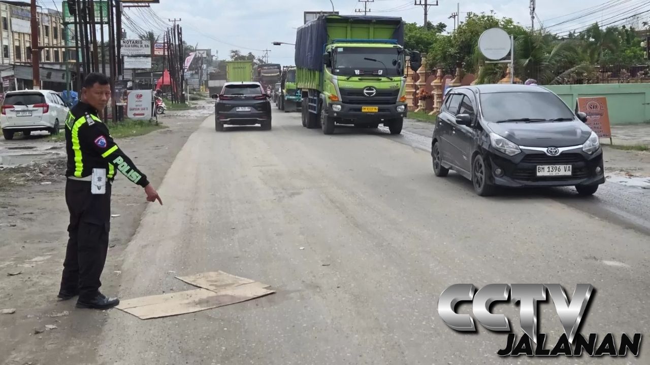 Pemotor Tewas Ditabrak Truk di Jalan Garuda Sakti