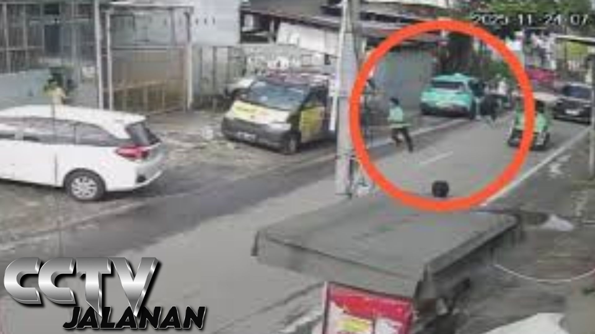 CCTV Rekam Perampokan Sopir Taksi di Jalan Makassar