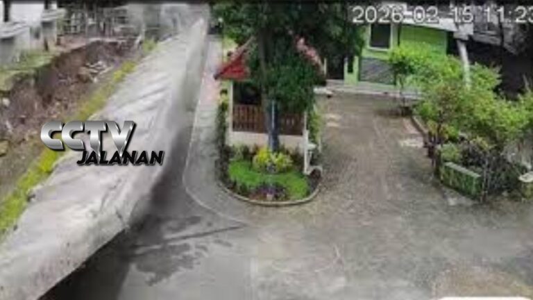 Tembok SMPN 182 Jaksel Roboh, CCTV Rekam Kejadian
