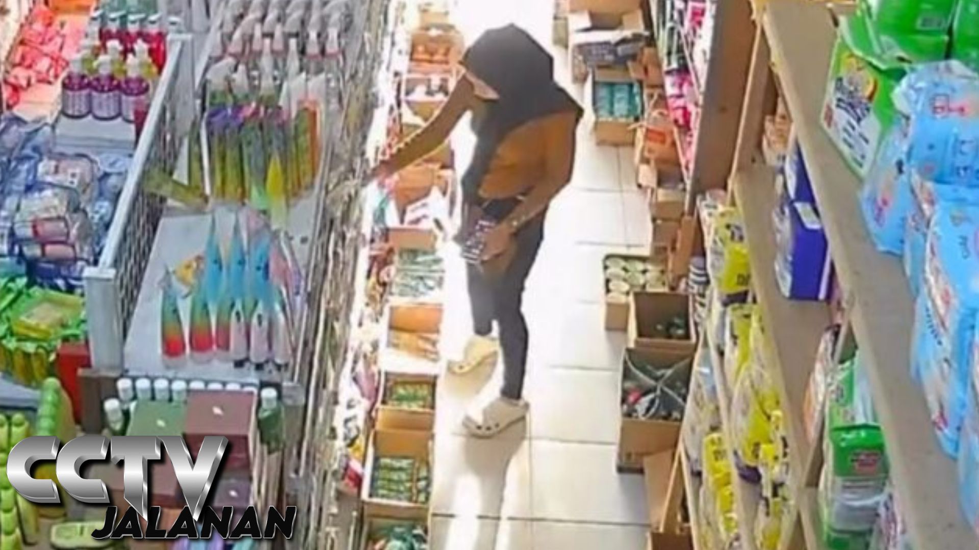 Aksi Wanita Diduga Curi Kosmetik Terekam CCTV