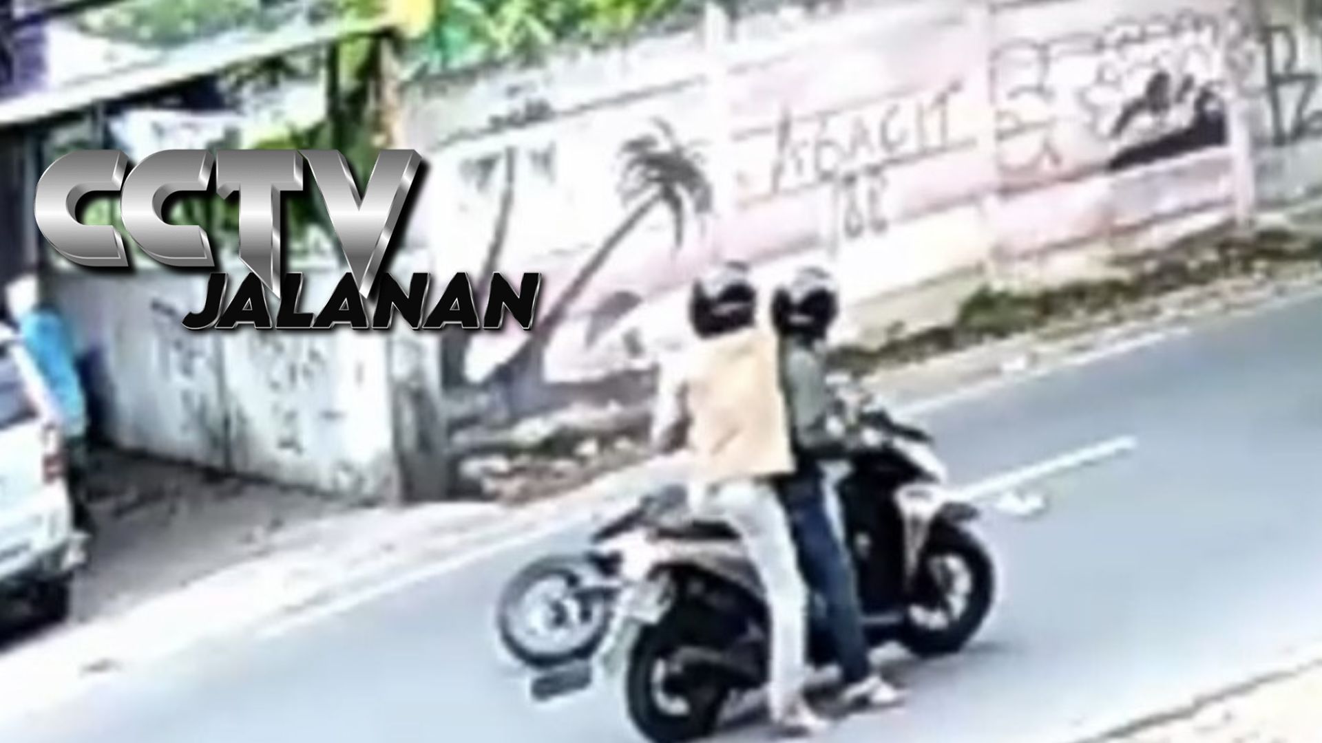 CCTV Ungkap Aksi Maling Motor Bersenjata di Lampung