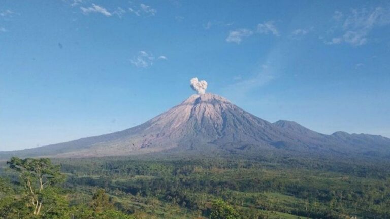 Gunung Semeru Erupsi Pagi Ini, Abu ke Barat Daya